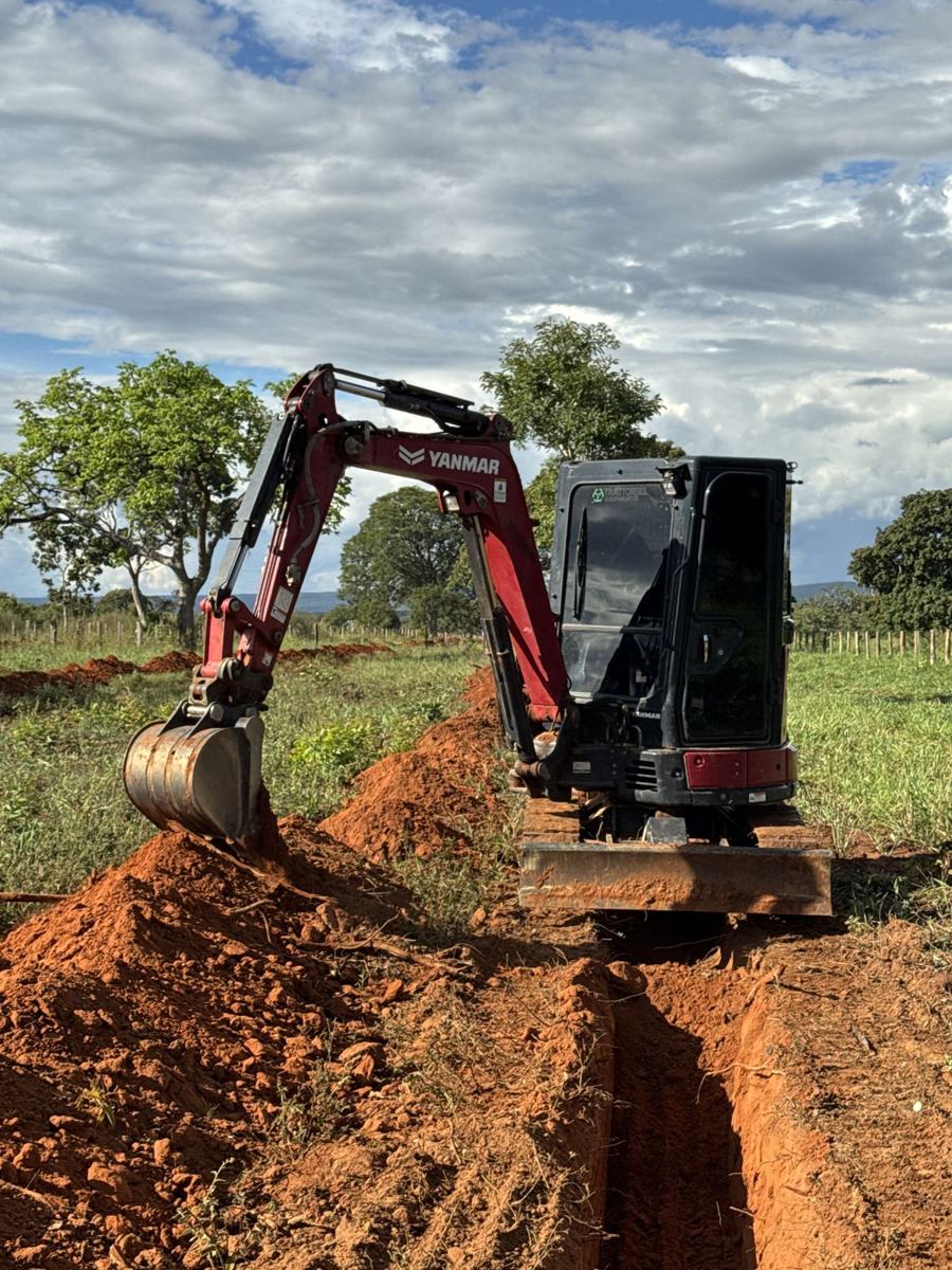 Mini escavadeira Yanmar da Edilson Tratores abrindo valeta no pasto