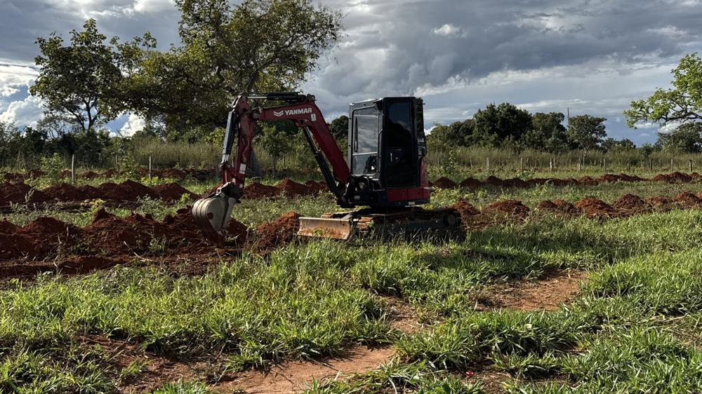 Área aberta sendo preparada por máquina da Edilson Tratores