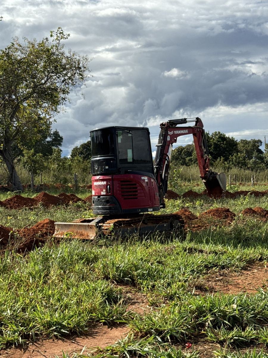 Máquina trabalhando em área verde antes do período chuvoso